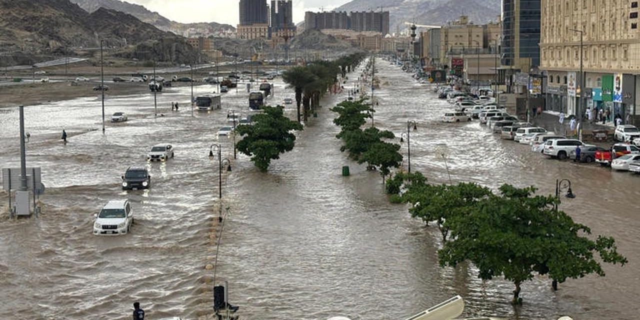 Banjir Besar Landa Arab Saudi, Sekolah Beralih Ke Kelas Daring