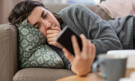 Fenomena Doomscrolling: Tidak Berhenti Menggulir Layar Medsos