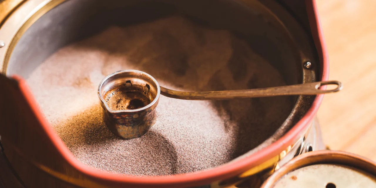 Tren Turkish Coffee: Ritual Memasak Di Atas Pasir Panas