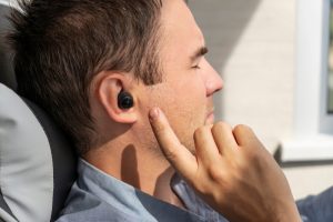 Bahaya Infeksi Jamur Serius Akibat Tidur Pakai Earphone Nirkabel