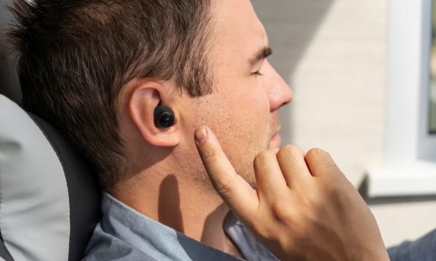 Bahaya Infeksi Jamur Serius Akibat Tidur Pakai Earphone Nirkabel