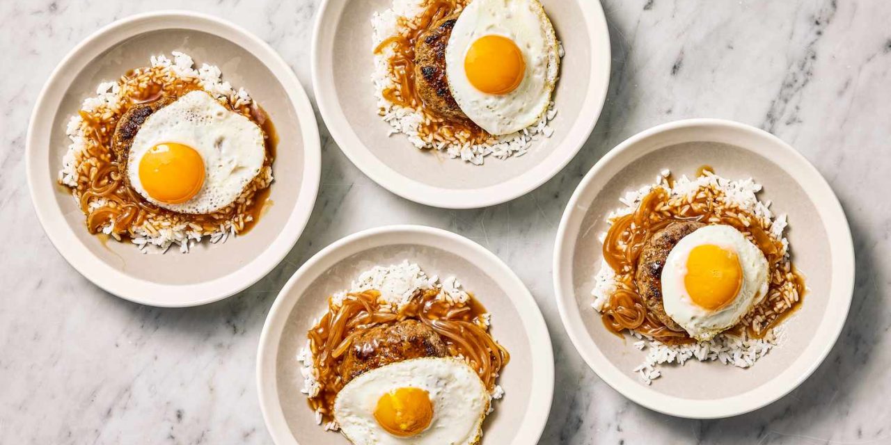 Lezatnya Loco Moco Berpadu Patty Daging, Gravy, Dan Telur