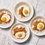 Lezatnya Loco Moco Berpadu Patty Daging, Gravy, Dan Telur