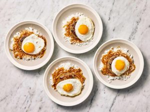 Lezatnya Loco Moco Berpadu Patty Daging, Gravy, Dan Telur