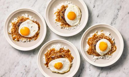 Lezatnya Loco Moco Berpadu Patty Daging, Gravy, Dan Telur