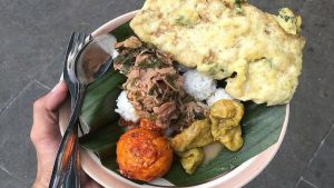 Nasi Penggel Khas Kebumen: Kepal Bulat Lauk Kikil Dan Nangka