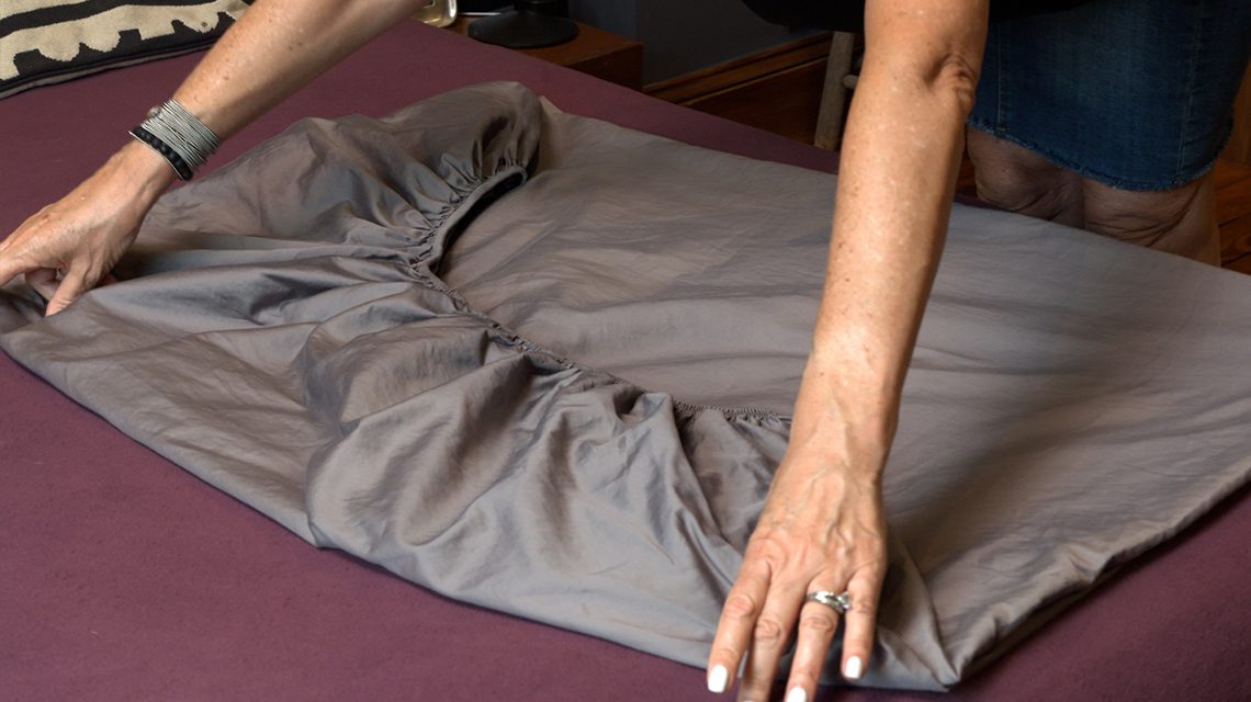 Hack Merapikan Seprai Karet (Fitted Sheet) Yang Sukar Dilipat