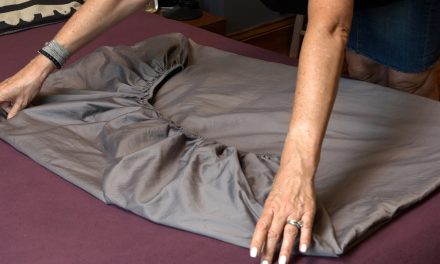 Hack Merapikan Seprai Karet (Fitted Sheet) Yang Sukar Dilipat