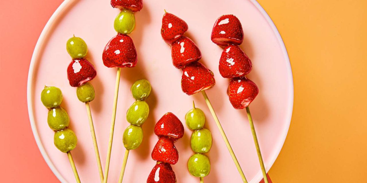 Mengenal Tanghulu Khas Tiongkok: Sate Buah Berbalut Karamel
