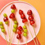 Mengenal Tanghulu Khas Tiongkok: Sate Buah Berbalut Karamel