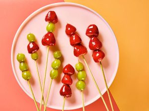 Mengenal Tanghulu Khas Tiongkok: Sate Buah Berbalut Karamel