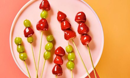 Mengenal Tanghulu Khas Tiongkok: Sate Buah Berbalut Karamel
