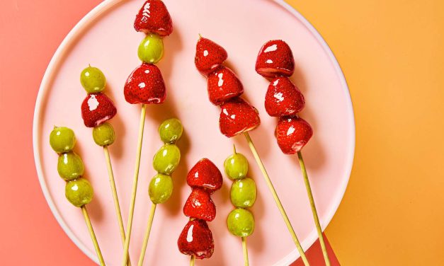 Mengenal Tanghulu Khas Tiongkok: Sate Buah Berbalut Karamel