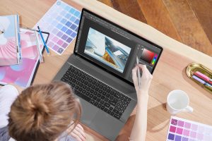 MSI Creator Z17 HX Studio A14V Usung Layar Pen-Supported