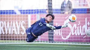 Kiper Ernando Ari Lakukan Penyelamatan Krusial Untuk Persebaya